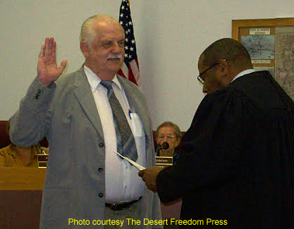 Foster seated as Quartzsite�s Mayor