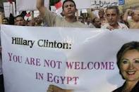 Egyptians pelt Clinton motorcade with tomatoes