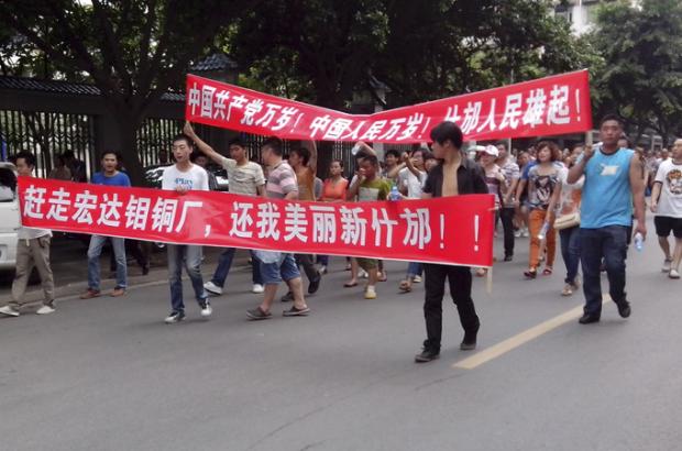 




China frees protesters after halting project 
